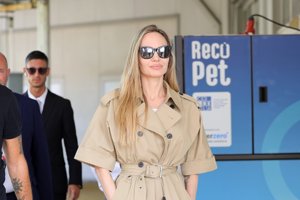 Υπάρχει ένα φόρεμα που δεν σε προδίδει ποτέ και η Angelina Jolie μόλις μας θύμισε ποιο είναι - εικόνα 1