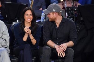 Meghan Markle: Το λινό κομμάτι που φοράει ασταμάτητα αυτό το καλοκαίρι και θα φοράς μέχρι το φθινόπωρο δείχνει πανάκριβο χωρίς να κοστίζει μια περιουσία - εικόνα 1